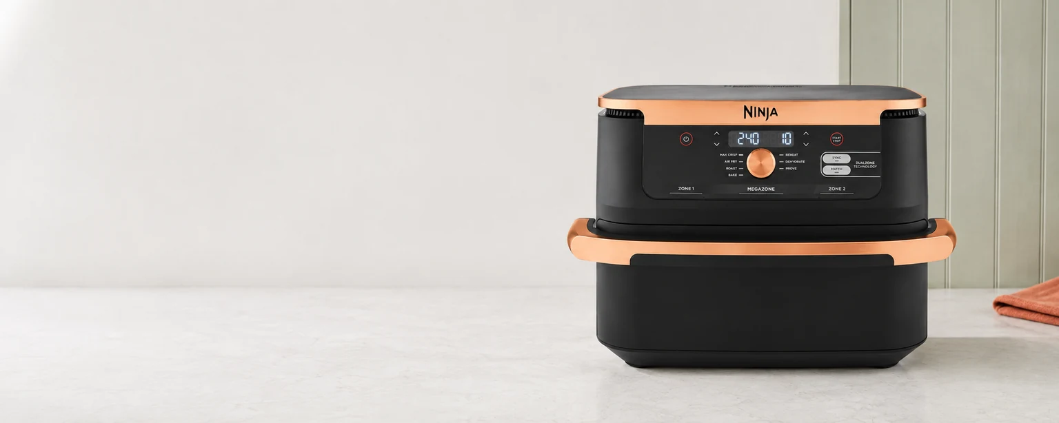 Ninja Foodi FlexDrawer noir et cuivre dans une cuisine lumineuse, mise en scène créée avec l’IA.